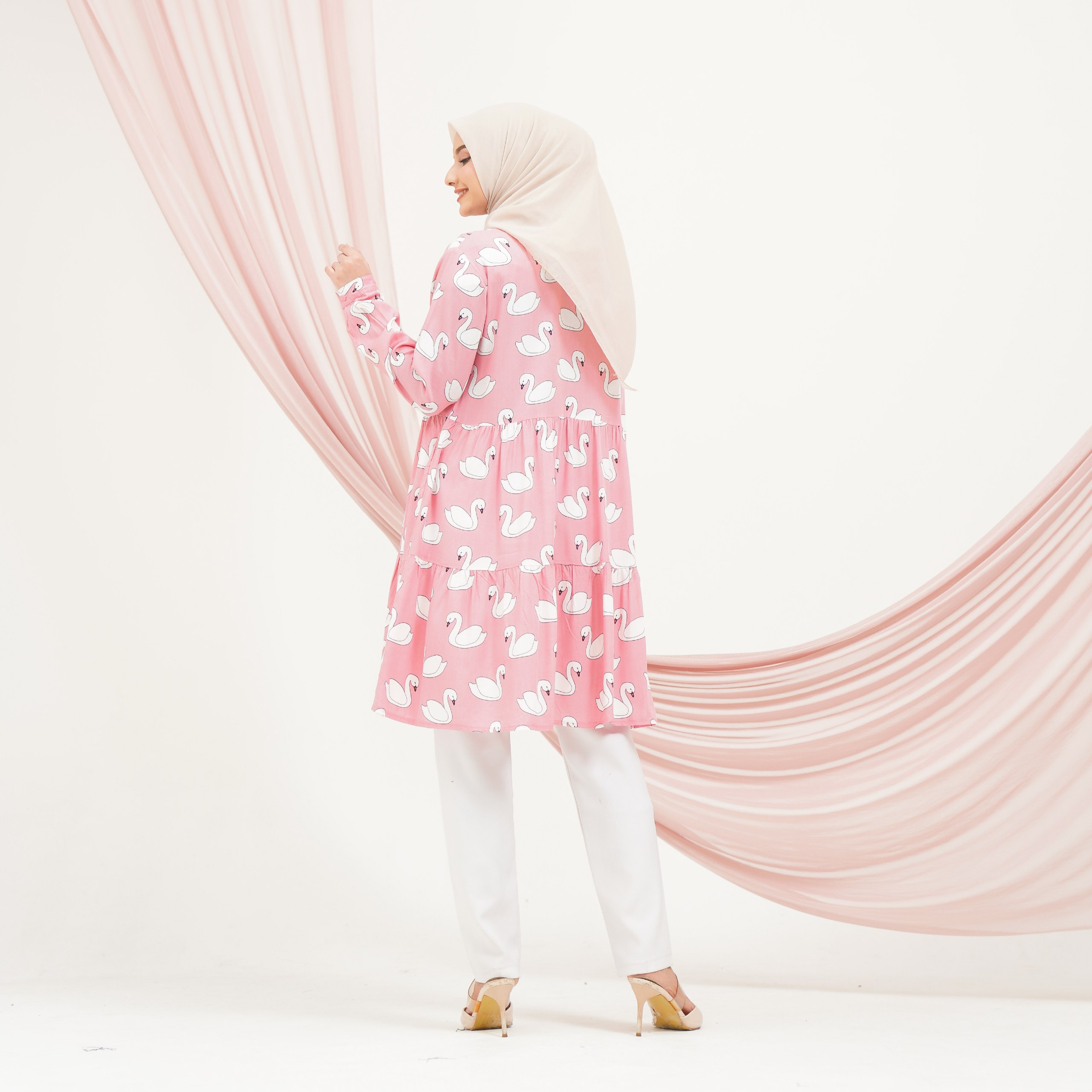 pink swan (3)
